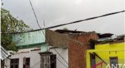 BPBA dan Warga Bersihkan Puing Puing Rumah yang Terkena Angin Puting Beliung Acehzone.com