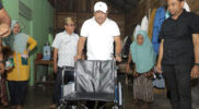 Mukhlis Takabeya Serahkan Kursi Roda Untuk Warga Peusangan Acehzone.com