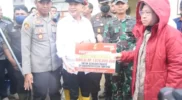 Kunjungi Korban Banjir Tamiang, Mensos Risma Serahkan Bantuan Acehzone.com
