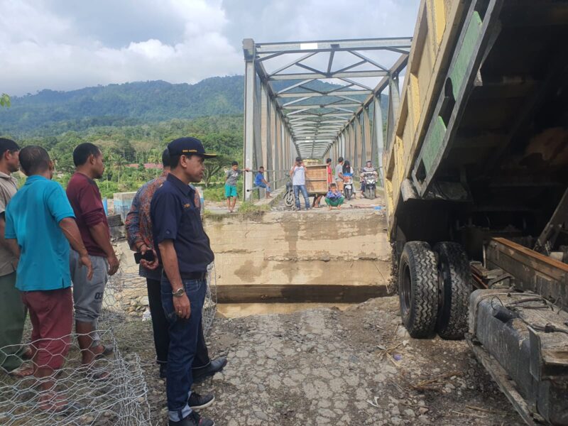 Oprit Jembatan Tanjung Aceh Tenggara yang ambruk diperbaiki.
