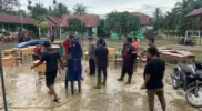 Karang Taruna Bandar Pusaka Bersihkan Sekolah di Babo Pascabanjir Tamiang Acehzone.com