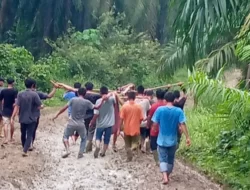 Miris! Jalan Rusak dan Berlumpur, Warga Aceh Timur Harus Ditandu untuk Berobat
