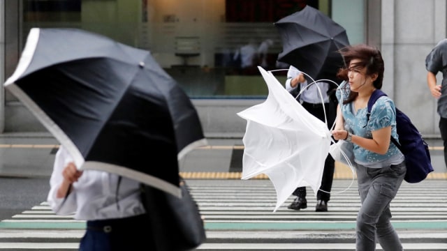 Angin kencang dan hujan yang disebabkan oleh Topan Jebi, di Tokyo, Jepang. Foto: Reuters/Toru Hanai
