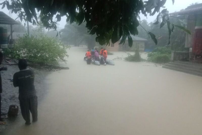 BPBD Aceh Timur menurunkan perahu karet mengevakuasi warga terdampak banjir di Aceh Timur, Minggu (6/11/2022).