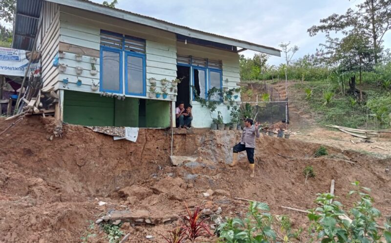 Rumah warga di Kecamatan Syiah Utama, Kabupaten Bener Meriah rusak diterjang banjir dan material tanah longsor, Minggu 22 Januari 2023