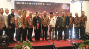Anggota DPRA Ali Basrah dan Sekda Aceh Bustami Hamzah Terima Anugerah SMSI Aceh Award 2023 Acehzone.com